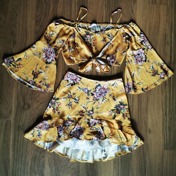 KOOKA Off the Shoulder Crop - Mustard Yellow - Picture 5 of 7